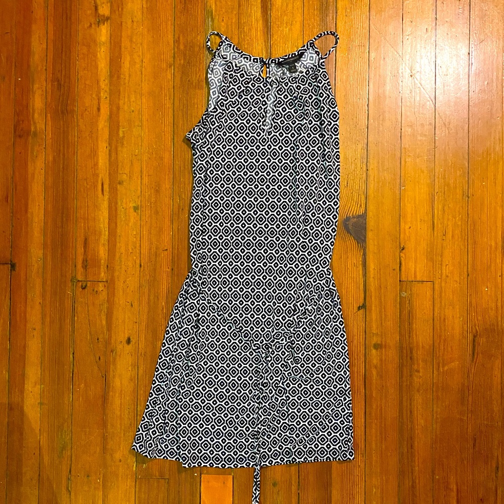 Banana republic tunic style black and white keyhole dress with small belt